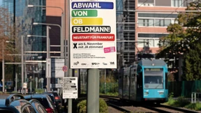 Die ersten Plakate für den Bürgerentscheid in Frankfurt hängen