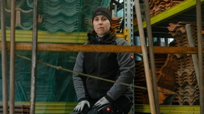 Die Dachdeckerin beklagt das tägliche Auto-Tetris