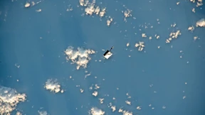 Ein Werkzeugkoffer fliegt einsam durchs ­All