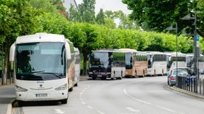 Eine Wand von Reisebussen