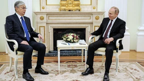 Machtdemonstration mit Möbeln