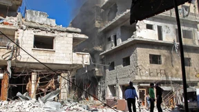 Weißhelme ziehen Mädchen aus zerbombtem Haus