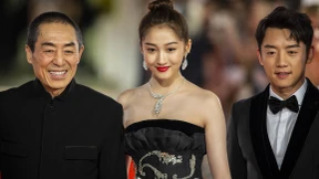 Breitwand, durch den Türspalt gesehen