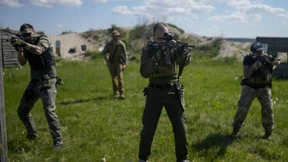 Freiwillige Kämpfer legen die Waffen nieder