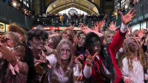 150 Zombies tanzen zu „Thriller“ im Hamburger Hauptbahnhof