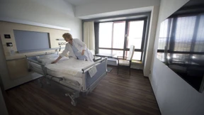 Krankenbett mit Skyline-Blick