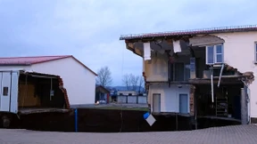 Gewaltiger Erdfall reißt Gebäude mit sich