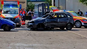 Auto fährt bei Stuntshow in Zuschauerbereich