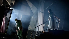 Oben Offizier, unten Gouvernante