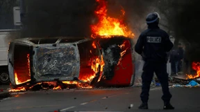 Brennende Autos und Tränengas