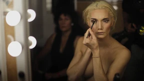 Mit Glitzer im Gesicht