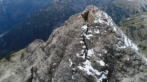 Das Summen eines zerbrechenden Gipfels