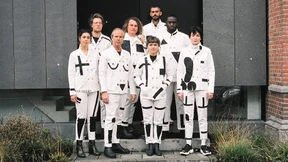 Der Sibirer malt auch mit dem Polizeiprügel