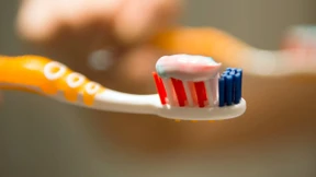 Kinder und Erwachsene putzen Zähne oft falsch