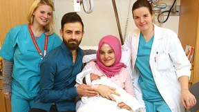 Erst Hass, dann Blumen für das Neujahrsbaby