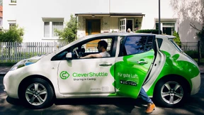 Geteiltes Taxi, halber Preis