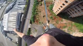 Slackliner über den Dächern Sao Paulos