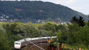 ICE-Reisende sitzen im Zug fest