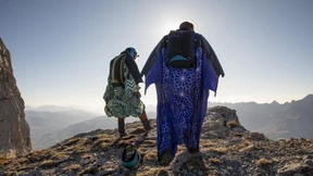 Mit Flügelanzügen durch die Schweizer Alpen