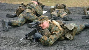 Soldaten sehen wegen Frauen Kampfkraft schwinden