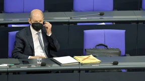 Rot leuchtet die Fassade