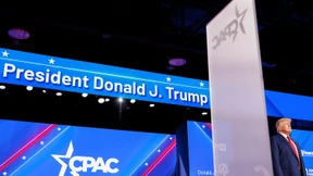 Ein blonder Mann mit Zepter