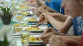 Eltern warten noch immer auf ihr Essens-Geld