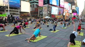 Endlich wieder Yoga auf dem Times Square