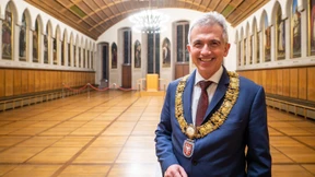 Mit Amtskette und Skandalen