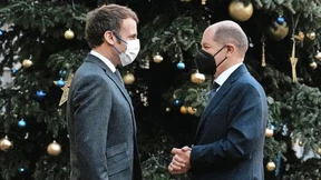 Scholz und Macron Hand in Hand