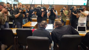 Kinder an der Hand, Rohrbombe im Gepäck 