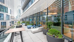 Hochhausbüros mit Show-Apotheke