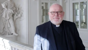 Müssen wir alle Fremden  lieben, Herr Kardinal?