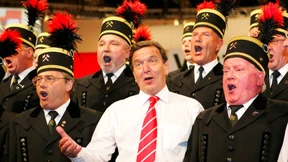 Viele schreiten Seit an Seit