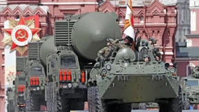 Mit Flecktarn und roter Mütze