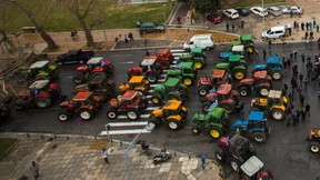Landwirte verstopfen wichtigste Verkehrsadern