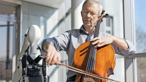 Ein Cellist hält die Welt zusammen