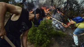 Anwohner helfen im Kampf gegen Waldbrände