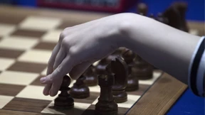 Frauen im Schach allein am Zug