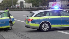Mann soll aus fahrendem Lastwagen auf Autobahn gestürzt sein