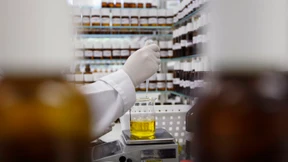 Symrise büßt nach Übernahme-Ankündigung ein