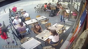 Junge Frau wird auf offener Straße belästigt und geschlagen