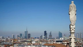 Über dem Pflaster liegt der Sand