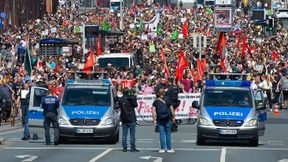 Tausende protestieren gegen rechte Demo