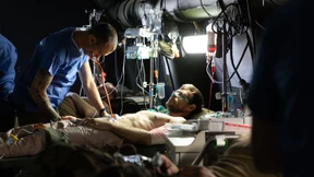 Bewaffnete Ärzte, die sich und ihre Patienten verteidigen