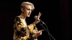 Sie ist von Kopf bis Fuß aufs Böse eingestellt