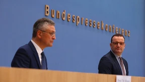 Den Luftballon unter Wasser halten