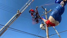 Weihnachtsmann bleibt im Stromleitung hängen