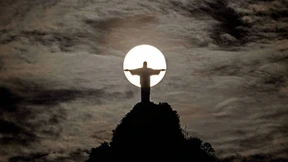 Französische Touristen klettern auf Rios Christusstatue