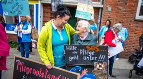 Sozialverbände und Gewerkschaften drängen auf Pflegevollversicherung